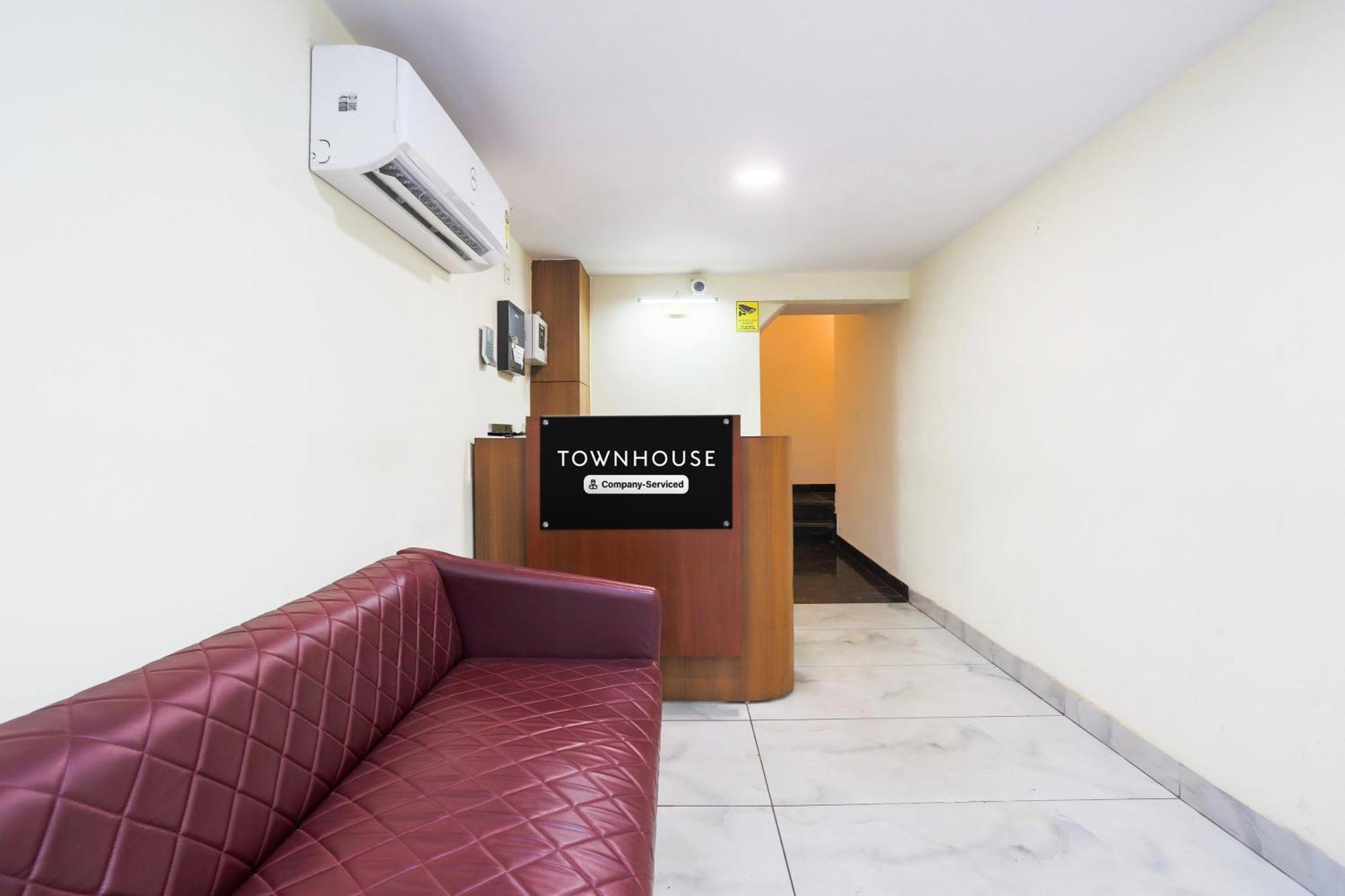 Super Townhouse Vikaspuri Hotel Delhi  Exterior photo